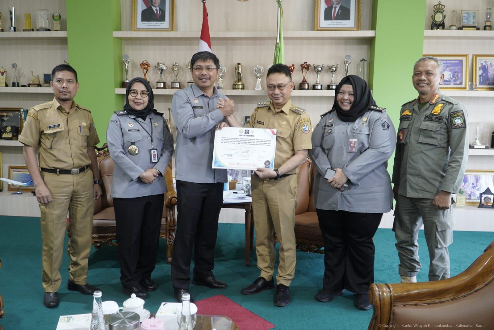 PEMKOT PONTIANAK TEKEN KOMITMEN BERSAMA UNTUK HARMONISASI PERDA/PERWA DENGAN KEMENKUM KALBAR